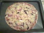 Se pun cipercile, ardeiul, sunculita si mozzarella Se pun cipercile, ardeiul, sunculita si mozzarella